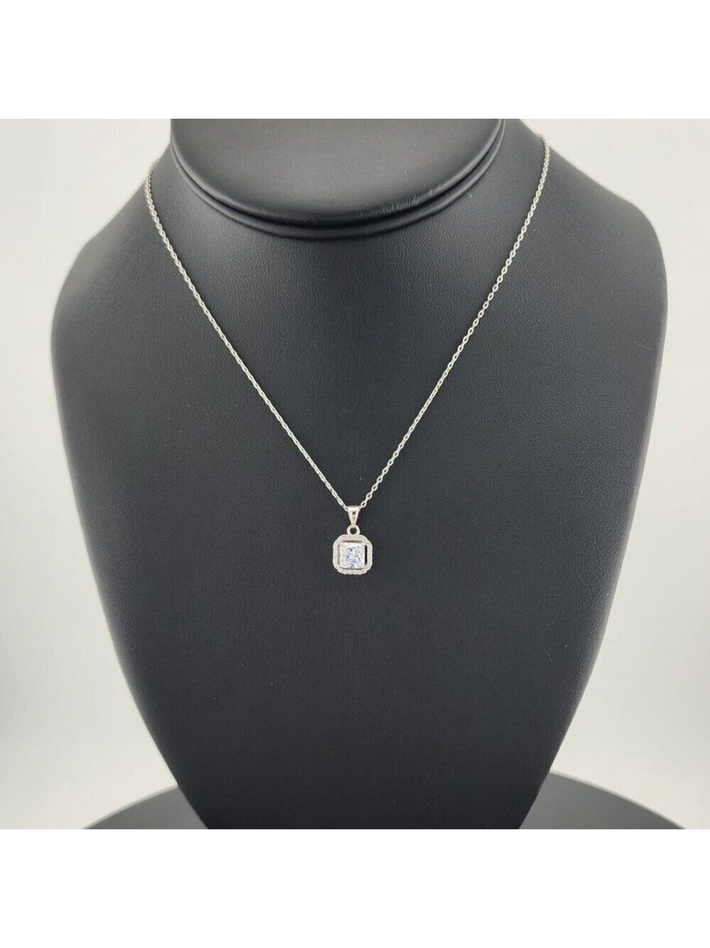 New 925 Silver White Gem Necklace – Classic & Eye-Catching Design